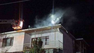 İki katlı evin bacasında çıkan yangın söndürüldü