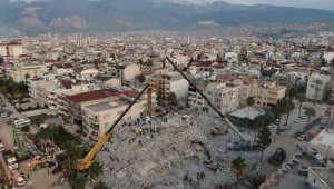 İskenderun Limanı'ndaki yangının soğutma çalışmaları karadan ve denizden devam ediyor