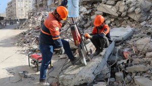 İskenderun'da enkazlardan deliller toplanıyor