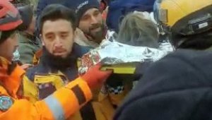 İsrail arama kurtarma ekibi 102 saat sonra bir vatandaşı enkazdan sağ çıkardı