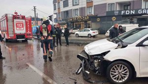 İtfaiyeye çarpan aracı sırtlarında tüplerle ittiler