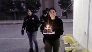 İzmir polisinden Hatay'da depremzede çocuğa doğumgünü sürprizi