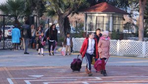 İzmirli öğrenciler, depremzede arkadaşları ile ders başı yaptı