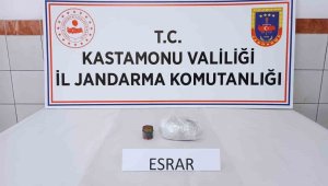 Jandarma ekiplerince üstünde esrar ile yakalanan şahıs gözaltına alındı