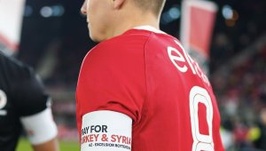 Jordy Clasie'den formasını isteyen küçük taraftara: "Formalar Türkiye'ye destek için satılacak"