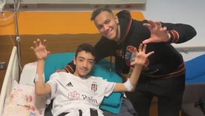 Josef de Souza, depremzede Arda Can ve Cenk ile bir araya geldi