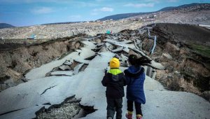Kahramanmaraş Pazarcık'ta depremde yarılan yol havadan görüntülendi
