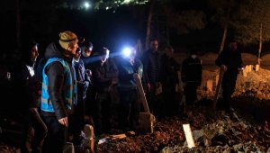 Kahramanmaraş'ta defin işlemleri gece de sürüyor