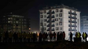 Kahramanmaraş'ta gece boyunca enkaz altındaki yakınlarından haber beklediler