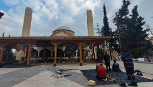 Kahramanmaraş'ta yıkılan caminin avlusunda ibadetlerini gerçekleştiriyorlar