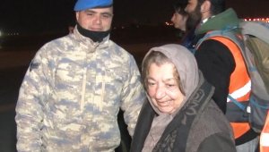 Kahramanmaraş'taki 210 depremzede daha Türk Silahlı Kuvvetleri'ne ait uçakla İstanbul'a getirildi
