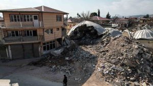 Kahramanmaraş'taki depremde kubbesi ve minaresi yıkılan camii havadan görüntülendi