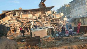 Kahramanmaraş'taki enkazdan 3 kişi kurtarıldı