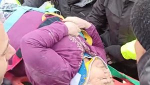 Kahramanmaraş'tan bir güzel haber daha, bir kadın enkazdan kurtarıldı