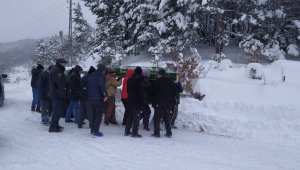 Kar sebebiyle mahsur kalan cenaze, yolun açılmasıyla defnedildi