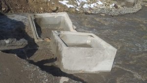 Kar sularının erimesi sonucu beşinci kez köprü yıkıldı