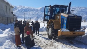 Karda mahsur kalan hamile kadın, belediye ekipleri tarafından kurtarıldı