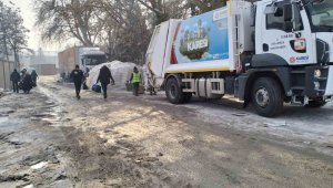 Karesi Belediyesi temizlik ekibi deprem bölgesinde