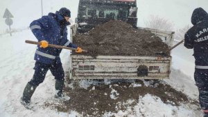 Karesi'de karla mücadele çalışmaları sürüyor
