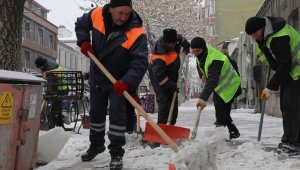 Kars Belediyesi'nden buz mesaisi