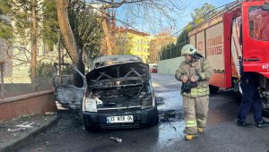 Kartal'da hafif ticari araç alev alev yandı