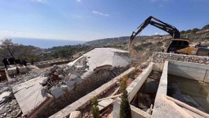 Kaş'ta 7 kaçak yapı yıkıldı