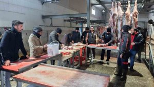 Kasaplar tarafından hazırlanan etler deprem bölgesine gönderiliyor