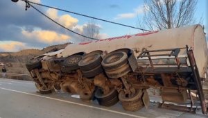 Kastamonu'da yakıt tankeri devrildi, yol trafiğe kapandı