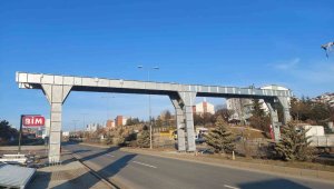 Kastamonu'da yaya üstgeçidinin tabliye montajı yapıldı