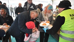 Kayseri Büyükşehir Belediyesi, İlk Konteyner Kentte Sıcak Yemek Dağıtıyor