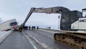 Kaza yapan ayni yardım tırı kurtarıldı