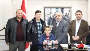 Kendi küçük, yüreği büyük