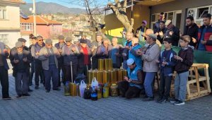 Kendi ürettikleri zeytinyağlarını depremzedelere gönderdiler