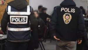 Kıraathanede kumar oynarken yakalandılar