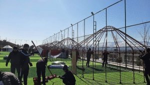 Kırgızistan'ın gönderdiği kıl çadırlar Kahramanmaraş'ta kuruluyor