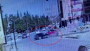 Kırmızı ışık ihlalinin kazayla sonuçlandığı anlar kamerada: 2 yaralı