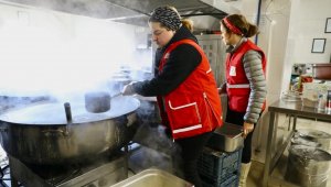 Kızılay afetzedelere sıcak yemek ulaştırmaya devam ediyor