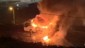 Kocaeli'de yolcu otobüsü alev alev yandı