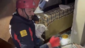 Konya itfaiyesi depremden 11 gün sonra ağır hasarlı binada kalan kediyi kurtardı
