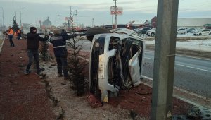 Konya'da otomobil refüje devrildi: 1 yaralı