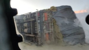 Kop Dağı'nda saman yüklü kamyon devrildi sürücünün burnu bile kanamadı