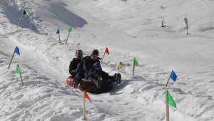 Köylülerin kayak pisti tatilcilerin ilgi odağı oluyor