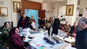 Kozluk'ta öğrenci velileri depremzede çocuklar için örgü bebekler üretiyor