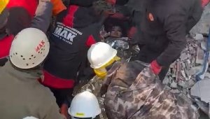 Küçük Fatma, 104 saat sonra enkazdan kurtarıldı