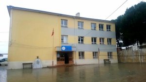 Kula'da depreme dayanıksız olduğu tespit edilen bir okula yıkım kararı