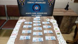 Kumar oynarken suçüstü yakalandılar