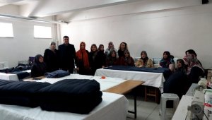 Kursiyerler, deprem bölgesi için 'su geçirmez' uyku tulumu dikiyor