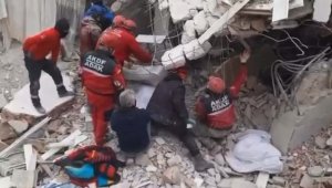 Kurtarma ekibinin enkaz altında kaldığı anlar kameraya yansıdı