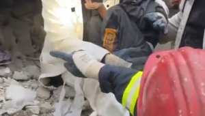 Madenciler enkazdan anne-baba ve 2 çocuğunu kurtardı