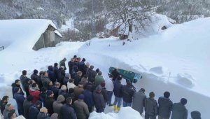 Mahsur kalan cenaze, ekiplerin 24 saat aralıksız yolu açmasıyla defin edilebildi